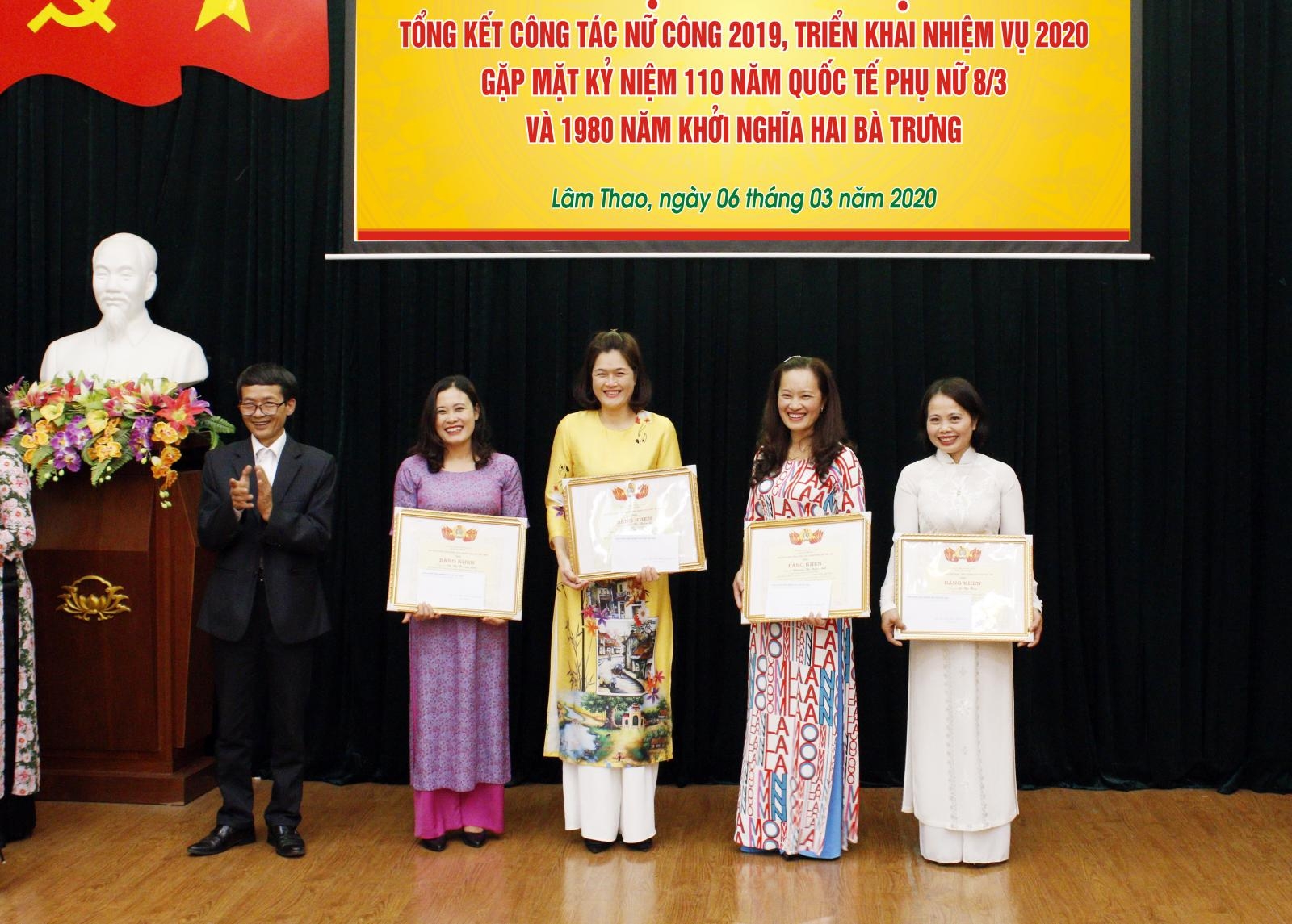 Làm cho lao động nữ đẹp và duyên dáng hơn với áo dài lam cho lao dong nu dep va duyen dang hon voi ao dai