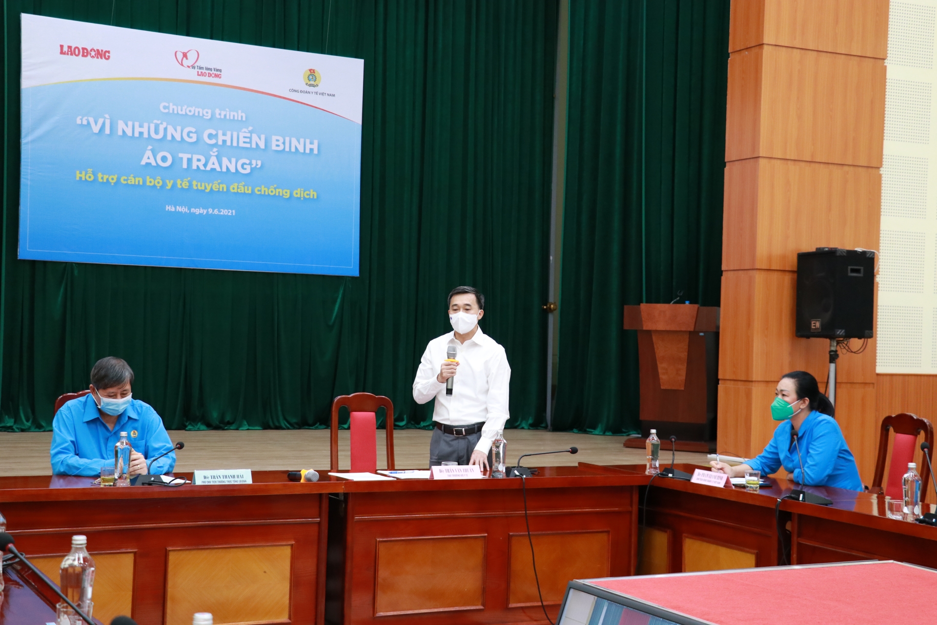 Tiếp nhận 500 triệu đồng hỗ trợ lực lượng y tế tuyến đầu chống dịch Tiếp nhận 500 triệu đồng hỗ trợ lực lượng y tế tuyến đầu chống dịch