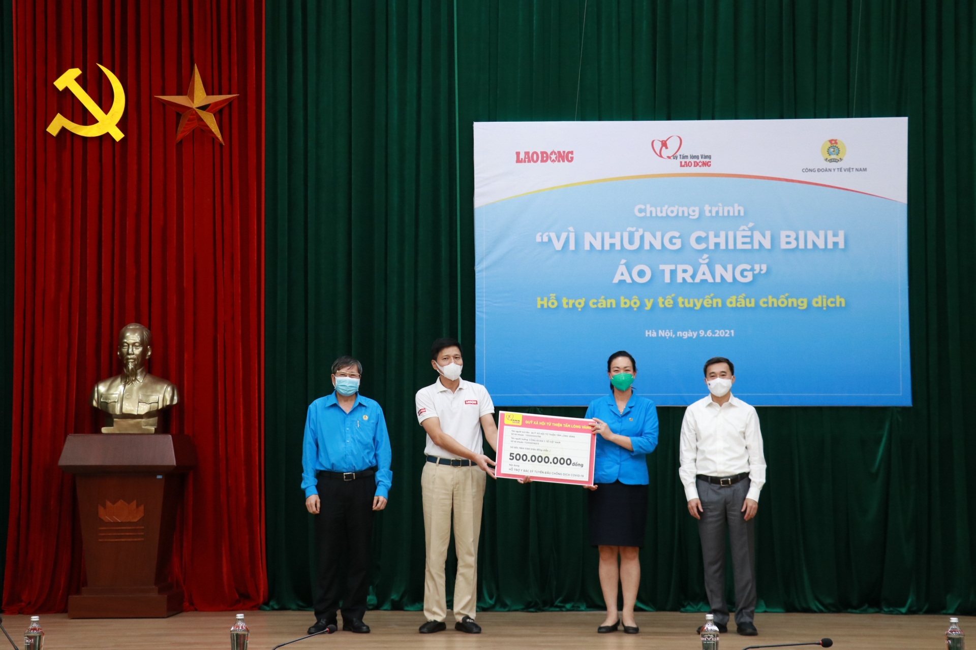 Tiếp nhận 500 triệu đồng hỗ trợ lực lượng y tế tuyến đầu chống dịch Tiếp nhận 500 triệu đồng hỗ trợ lực lượng y tế tuyến đầu chống dịch