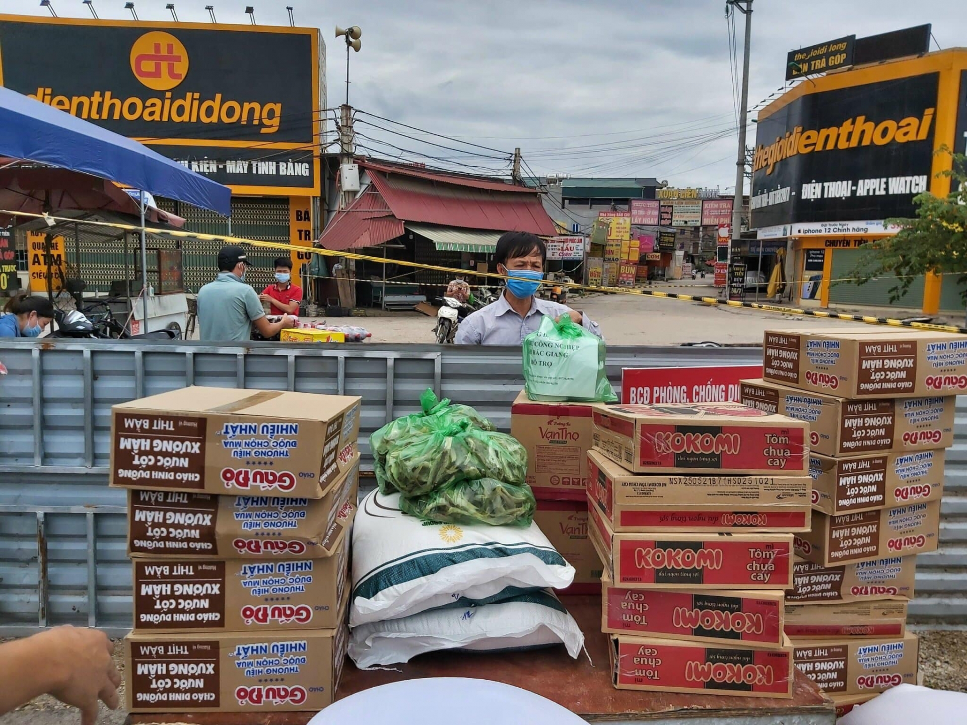 “Cháy máy”, “bỏng da” để cứu trợ công nhân khỏi thiếu đói vì dịch bệnh “Cháy máy”, “bỏng da” để cứu trợ công nhân khỏi thiếu đói vì dịch bệnh
