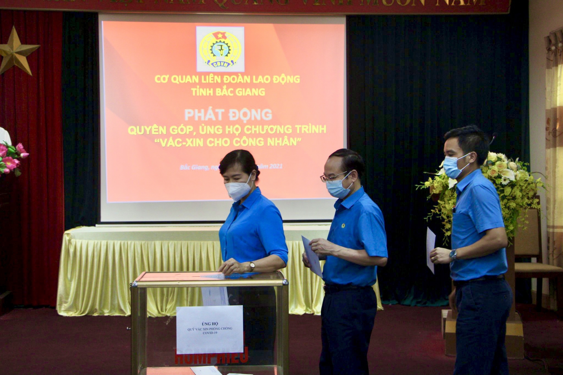 “Cháy máy”, “bỏng da” để cứu trợ công nhân khỏi thiếu đói vì dịch bệnh “Cháy máy”, “bỏng da” để cứu trợ công nhân khỏi thiếu đói vì dịch bệnh