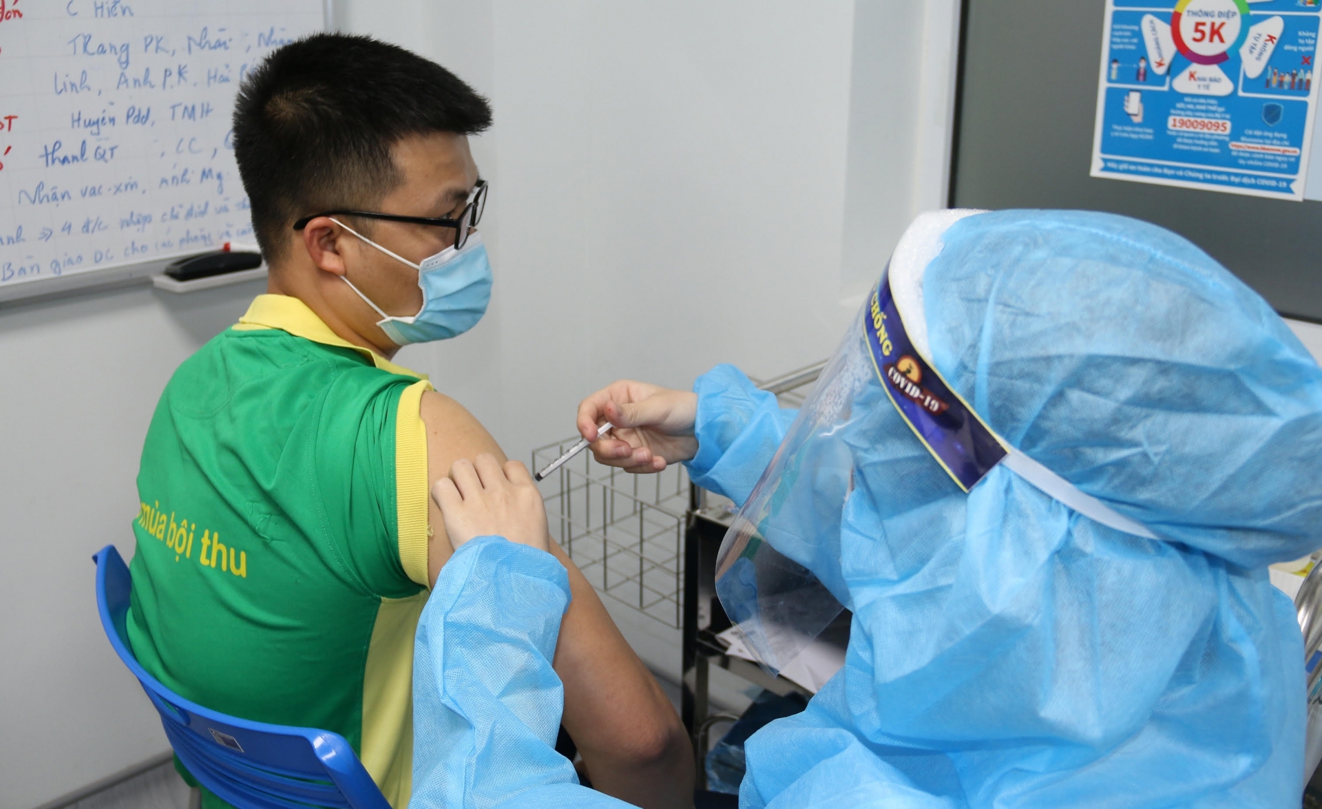 PVFCCo tiêm vaccine cho người lao động PVFCCo tiêm vaccine cho người lao động