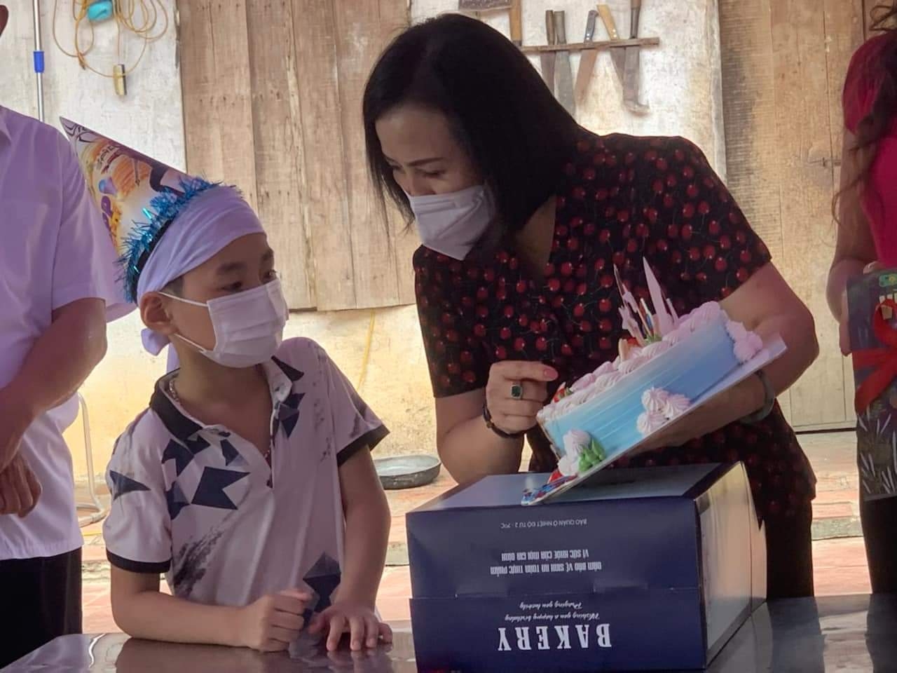 Con trai nữ công nhân tử vong do Covid-19 nhận được hàng trăm triệu đồng tiền hỗ trợ Con trai nữ công nhân tử vong do Covid-19 nhận được hàng trăm triệu đồng tiền hỗ trợ