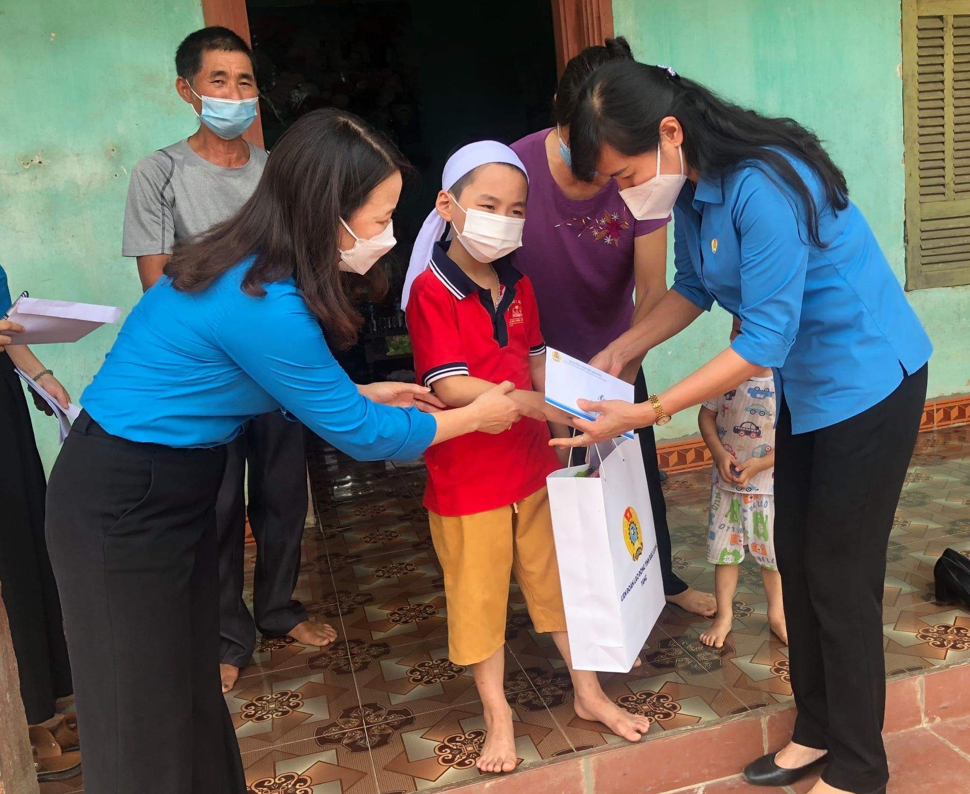 Con trai nữ công nhân tử vong do Covid-19 nhận được hàng trăm triệu đồng tiền hỗ trợ Con trai nữ công nhân tử vong do Covid-19 nhận được hàng trăm triệu đồng tiền hỗ trợ