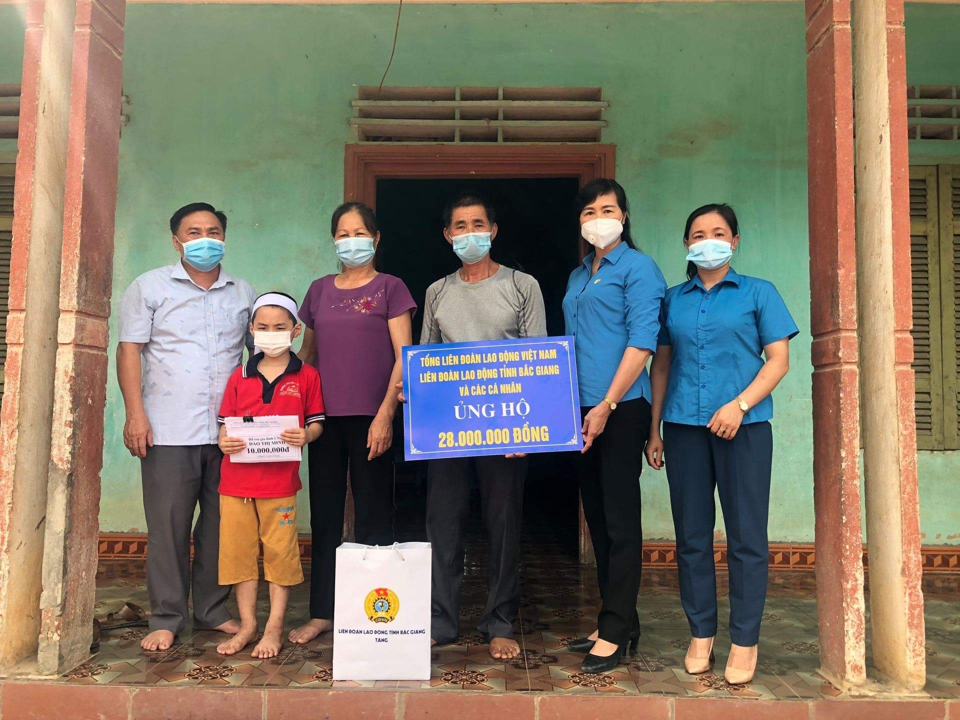 Con trai nữ công nhân tử vong do Covid-19 nhận được hàng trăm triệu đồng tiền hỗ trợ Con trai nữ công nhân tử vong do Covid-19 nhận được hàng trăm triệu đồng tiền hỗ trợ