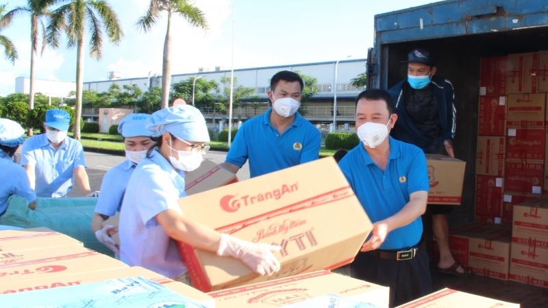 Tặng hơn 3.000 lọ viên muối tinh cho người lao động trong khu cách ly