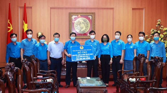 Không để doanh nghiệp và lao động phải thêm thủ tục hưởng hỗ trợ Covid-19 Không để doanh nghiệp và lao động phải thêm thủ tục hưởng hỗ trợ Covid-19
