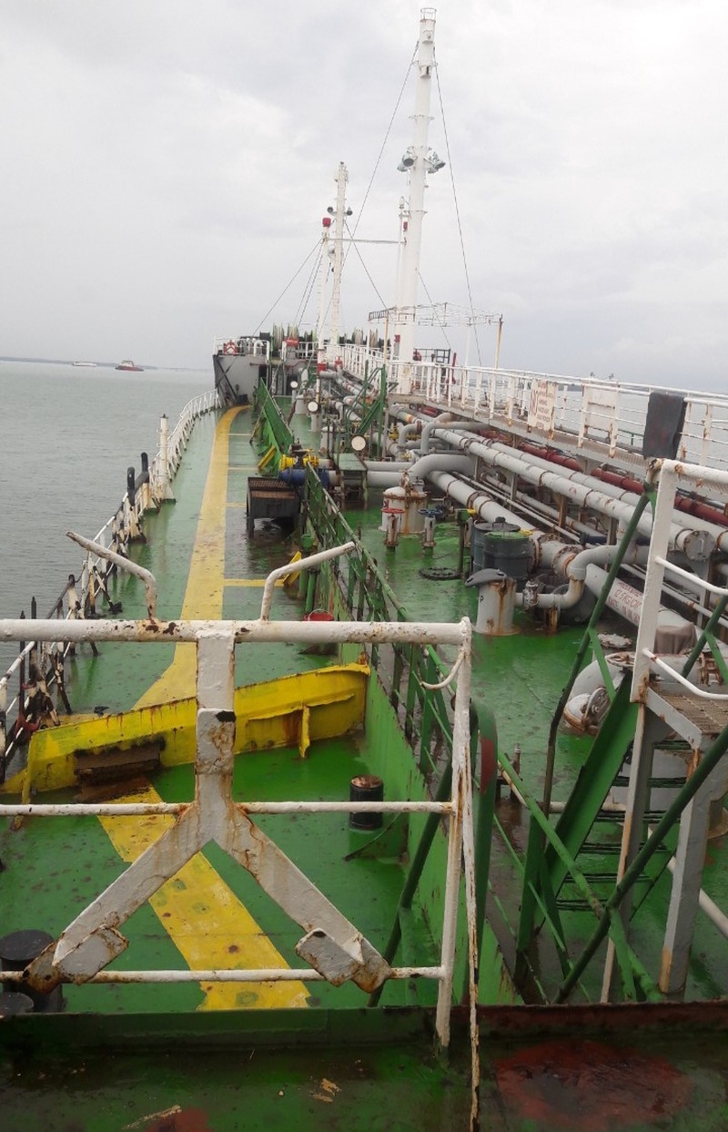 Hình ảnh tàu Việt Tín 01 đang mắc kẹt tại Malaysia do thiếu 4 chức danh trên tàu và không đảm bảo điều kiện an toàn hàng hải. Ảnh: Thuyền viên cung cấp 5945 20200804161910 avur