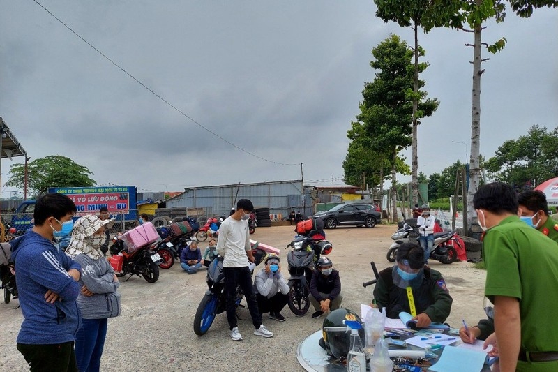 Công nhân cần nhận diện thông tin sai lệch gây khó khăn cho công tác phòng, chống dịch Công nhân cần nhận diện thông tin sai lệch gây khó khăn cho công tác phòng, chống dịch