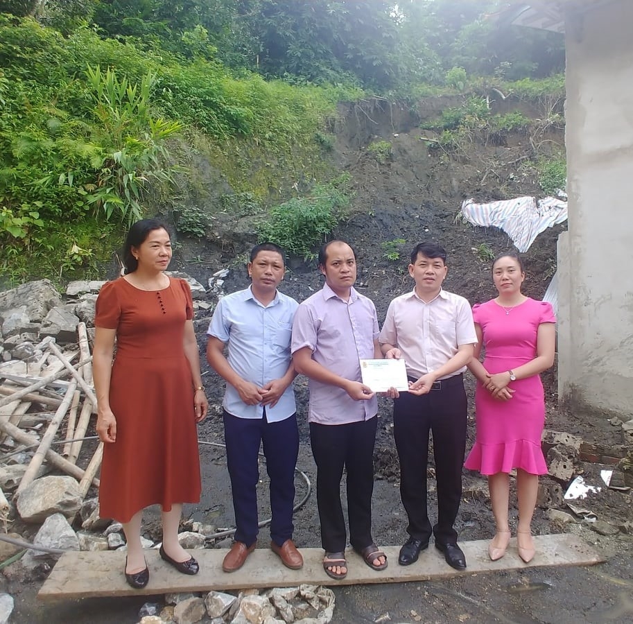 Liên đoàn Lao động huyện Mường Chà trao hỗ trợ cho gia đình anh Lò Văn Oai 4250 37 trao ho thien tai 03