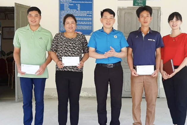 LĐLĐ huyện trao quà cho người lao động có hoàn cảnh khó khăn nhân dịp “Tháng Công nhân” năm 2020 tại trường mầm non Nậm He, xã Mường Tùng 4611 trao qua