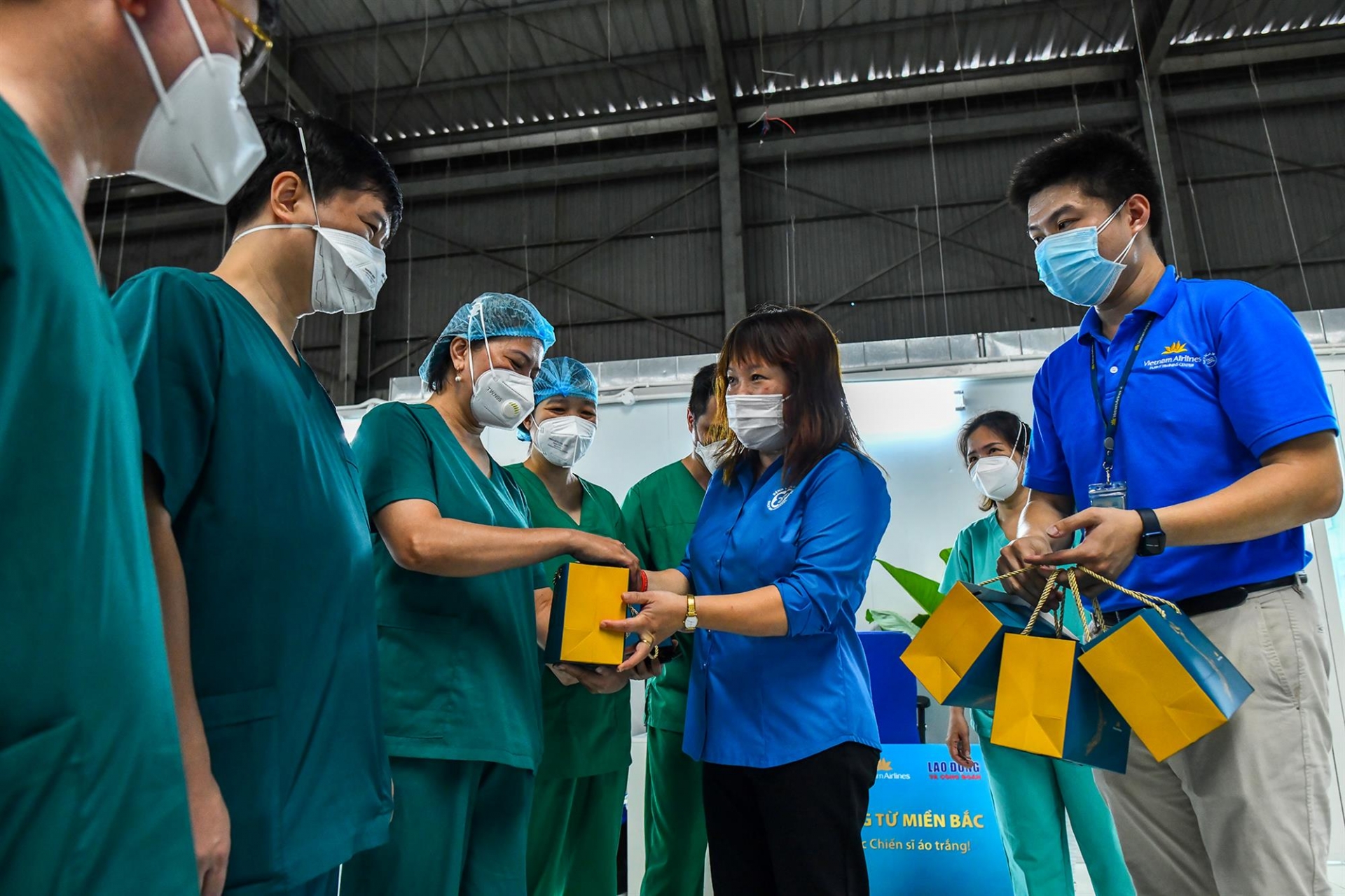 “Thảo thơm cơm nhà” mang hàng nghìn phần quà tặng cho y, bác sĩ tuyến đầu tại TP HCM