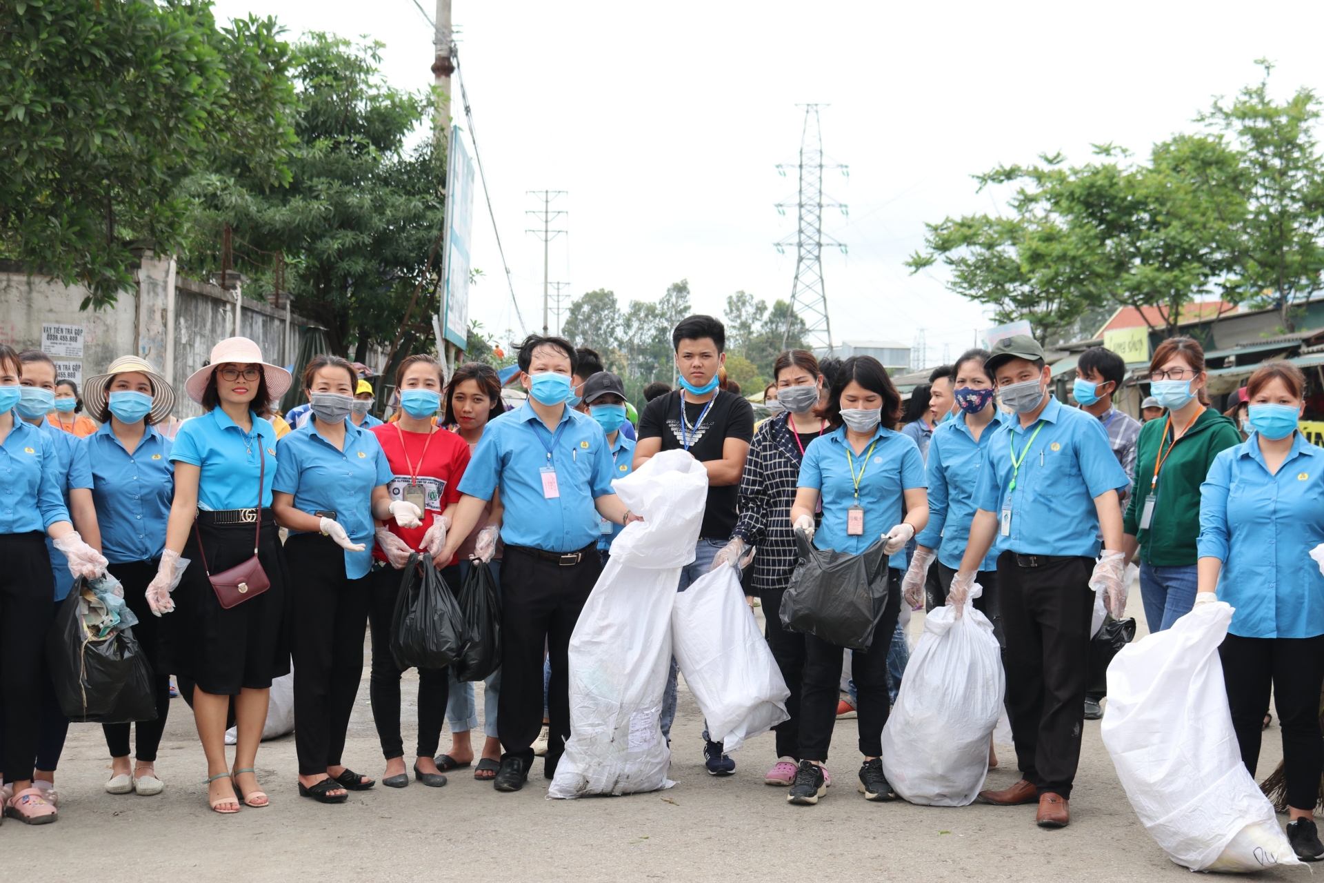 Cùng người lao động vươn lên trong cuộc sống Cùng người lao động vươn lên trong cuộc sống