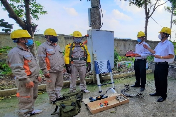Công nghệ số giúp người lao động làm việc an toàn hơn