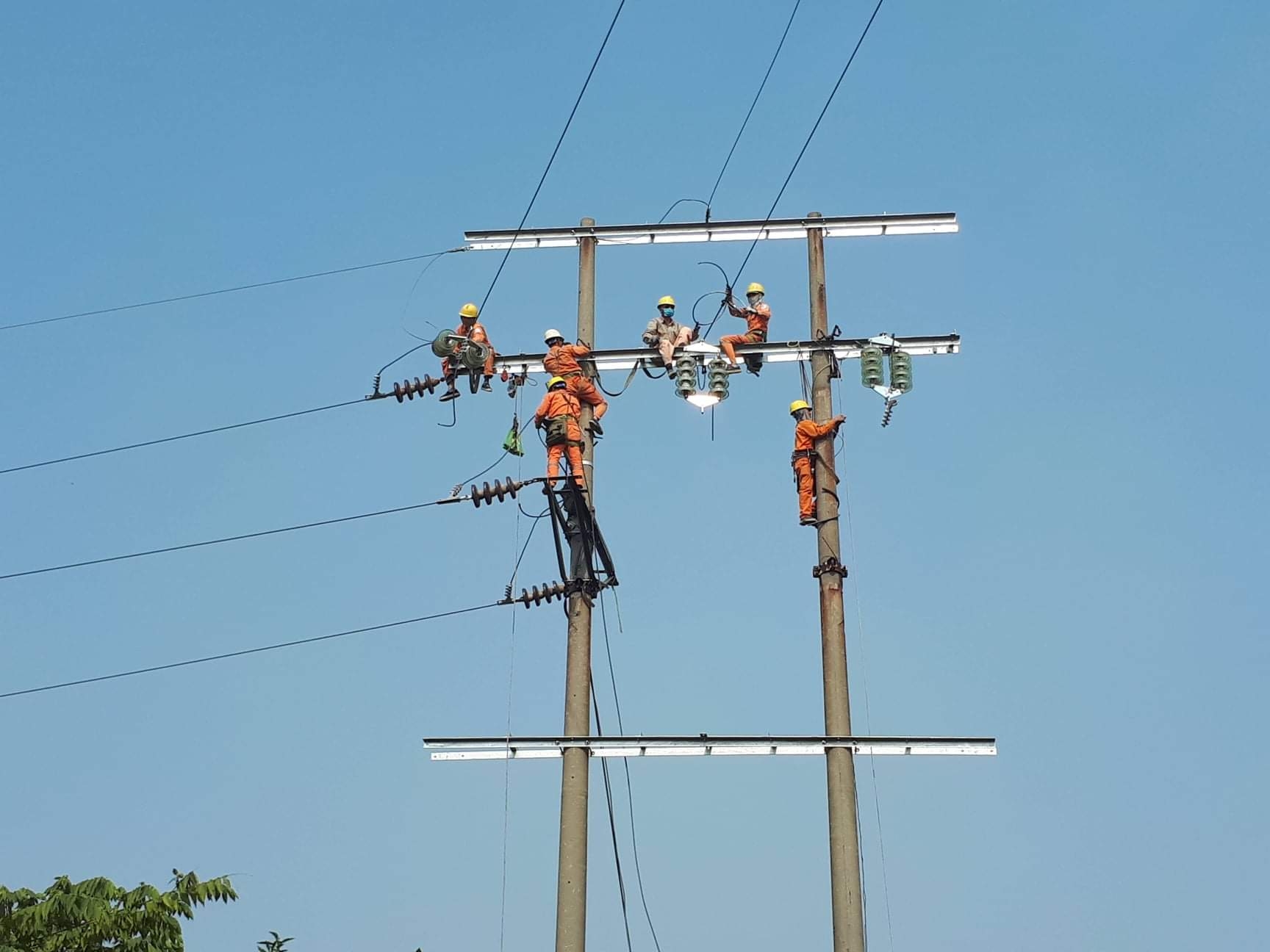 Công nghệ số giúp người lao động làm việc an toàn hơn