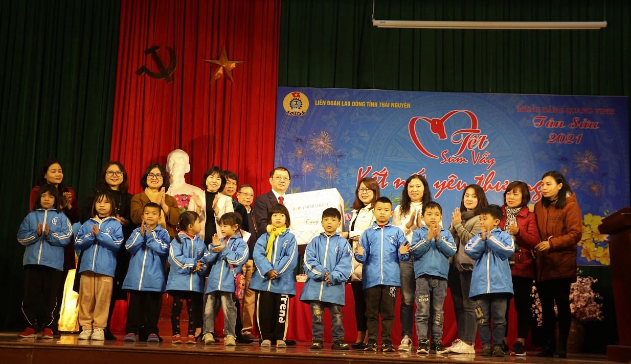 Hỗ trợ đoàn viên, người lao động khó khăn do dịch bệnh Covid-19