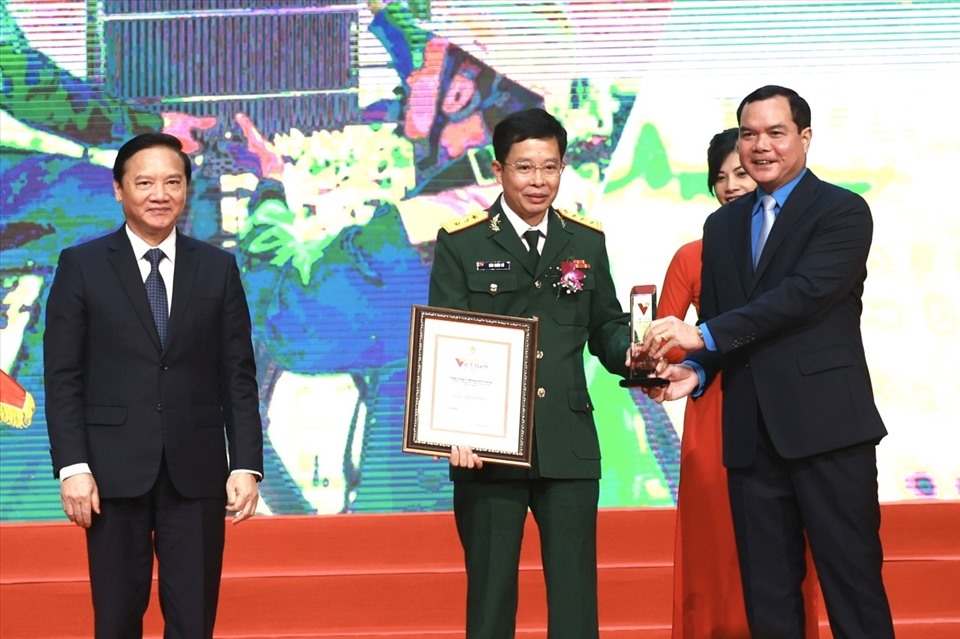 Tôn vinh 9 tập thể, cá nhân tại Chương trình Vinh quang Việt Nam 2021 Tôn vinh 9 tập thể, cá nhân tại Chương trình Vinh quang Việt Nam 2021