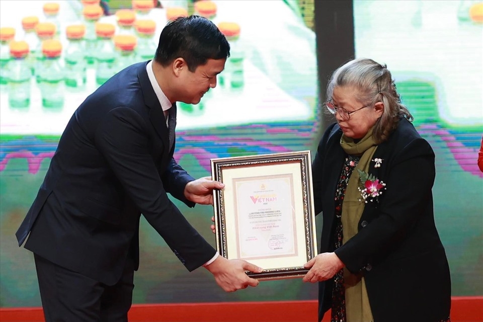 Tôn vinh 9 tập thể, cá nhân tại Chương trình Vinh quang Việt Nam 2021 Tôn vinh 9 tập thể, cá nhân tại Chương trình Vinh quang Việt Nam 2021