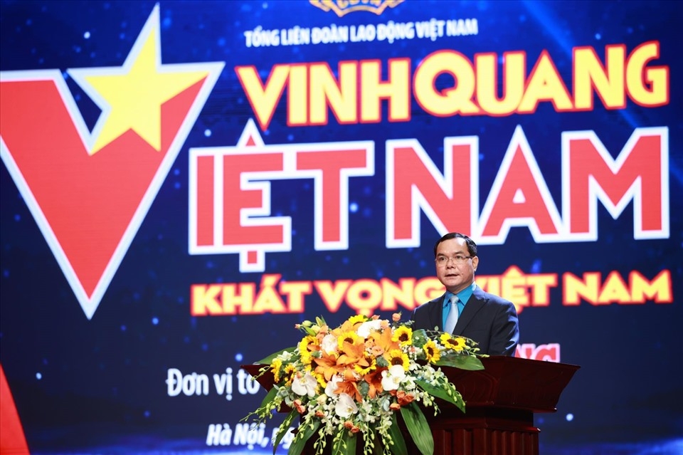 Tôn vinh 9 tập thể, cá nhân tại Chương trình Vinh quang Việt Nam 2021 Tôn vinh 9 tập thể, cá nhân tại Chương trình Vinh quang Việt Nam 2021