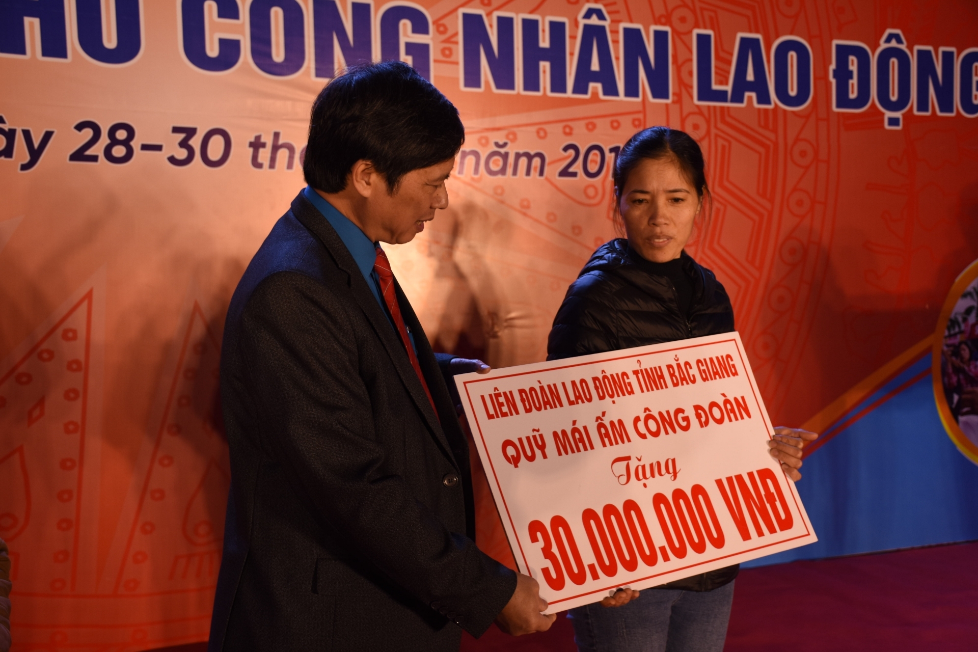“Gian hàng 0 đồng” và tặng 3.000 suất quà cho công nhân khó khăn “Gian hàng 0 đồng” và tặng 3.000 suất quà cho công nhân khó khăn
