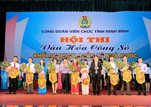 Xây dựng người cán bộ, công chức “Trung thành, trách nhiệm, liêm chính, sáng tạo” Xây dựng người cán bộ, công chức “Trung thành, trách nhiệm, liêm chính, sáng tạo”