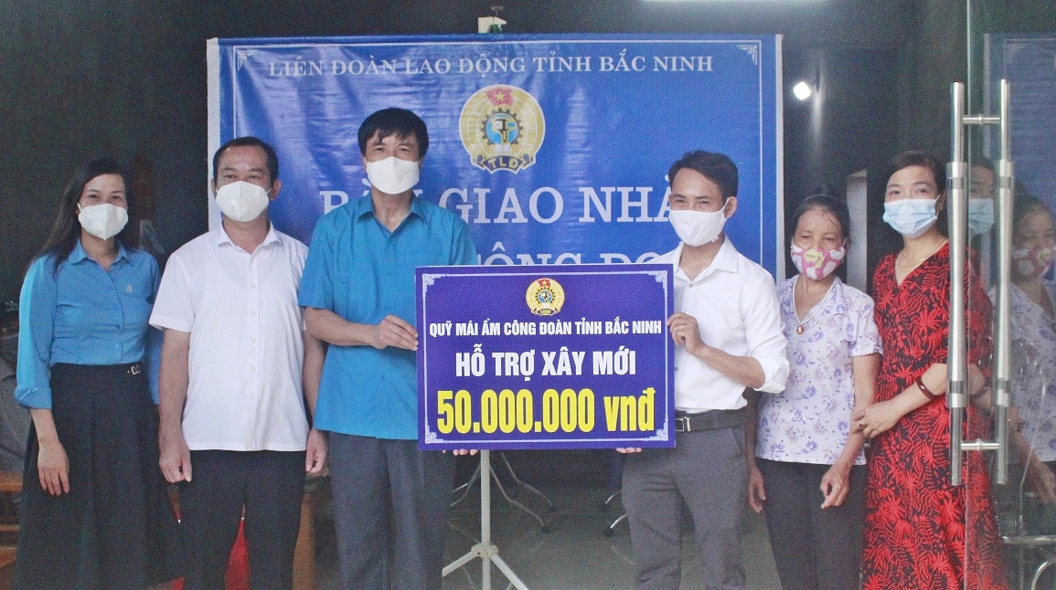 Trao hỗ trợ xây mới “Mái ấm Công đoàn” Trao hỗ trợ xây mới “Mái ấm Công đoàn”
