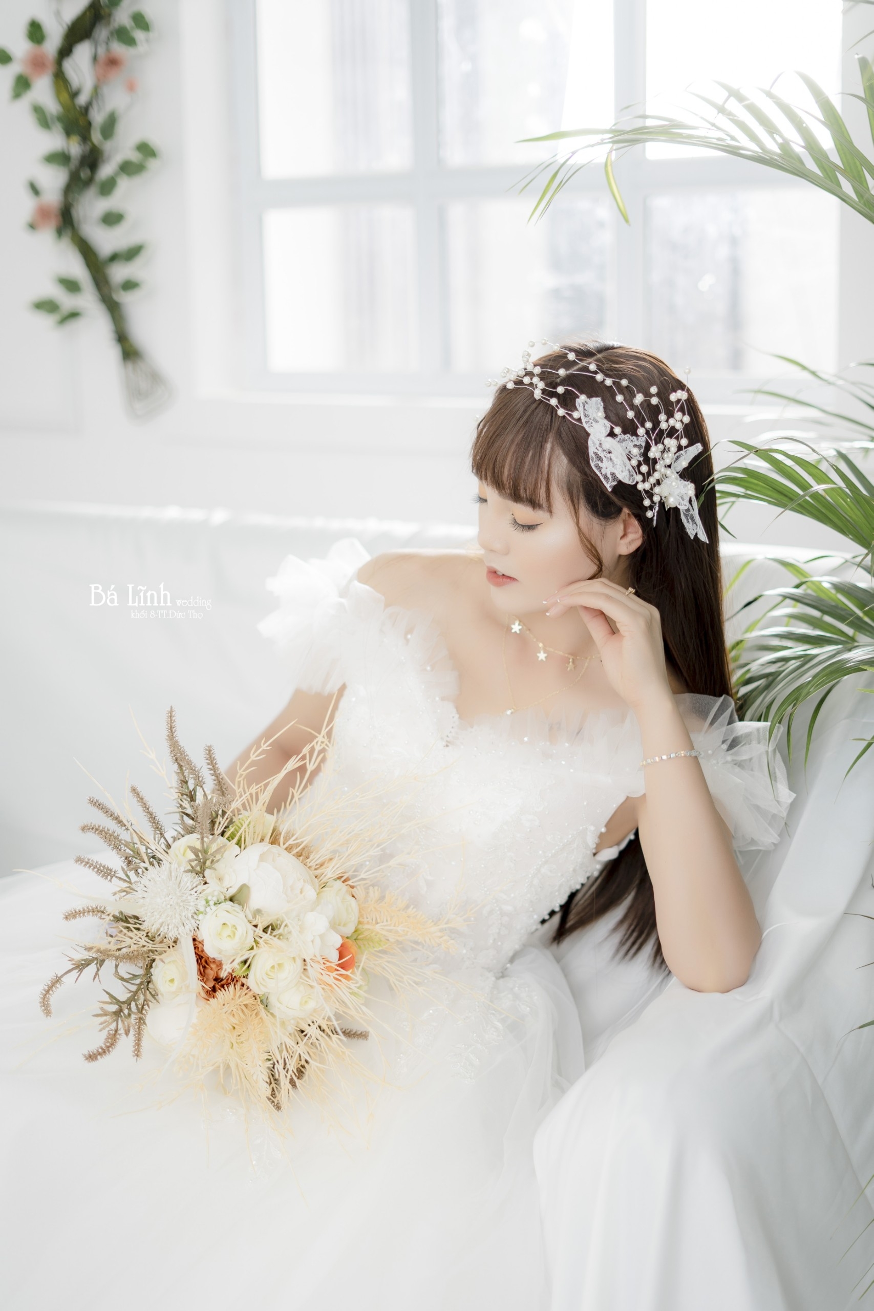 Nữ công nhân xinh đẹp trong trang phục truyền thống và hiện đại
