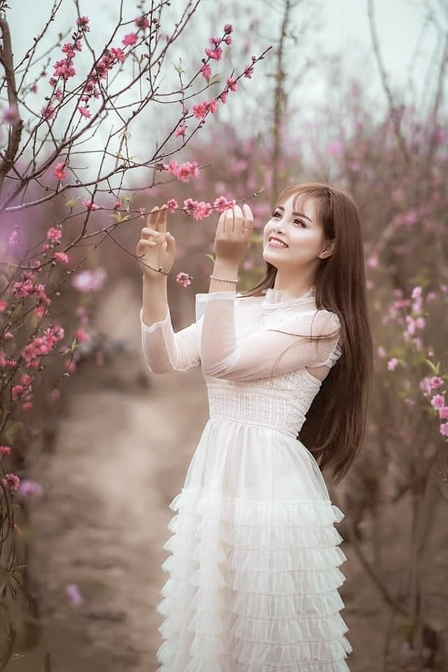Nữ công nhân xinh đẹp trong trang phục truyền thống và hiện đại
