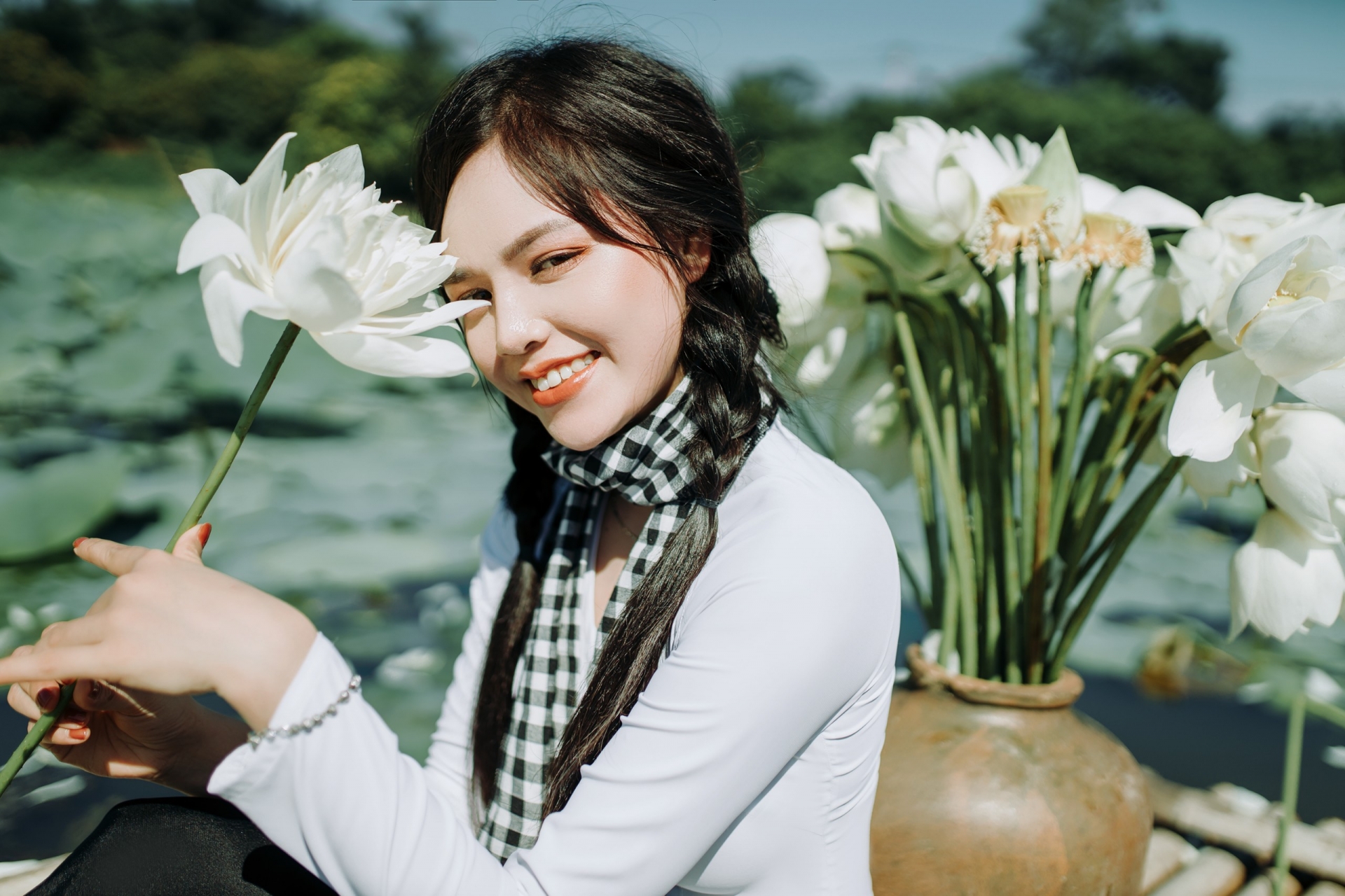 Nữ công nhân xinh đẹp trong trang phục truyền thống và hiện đại