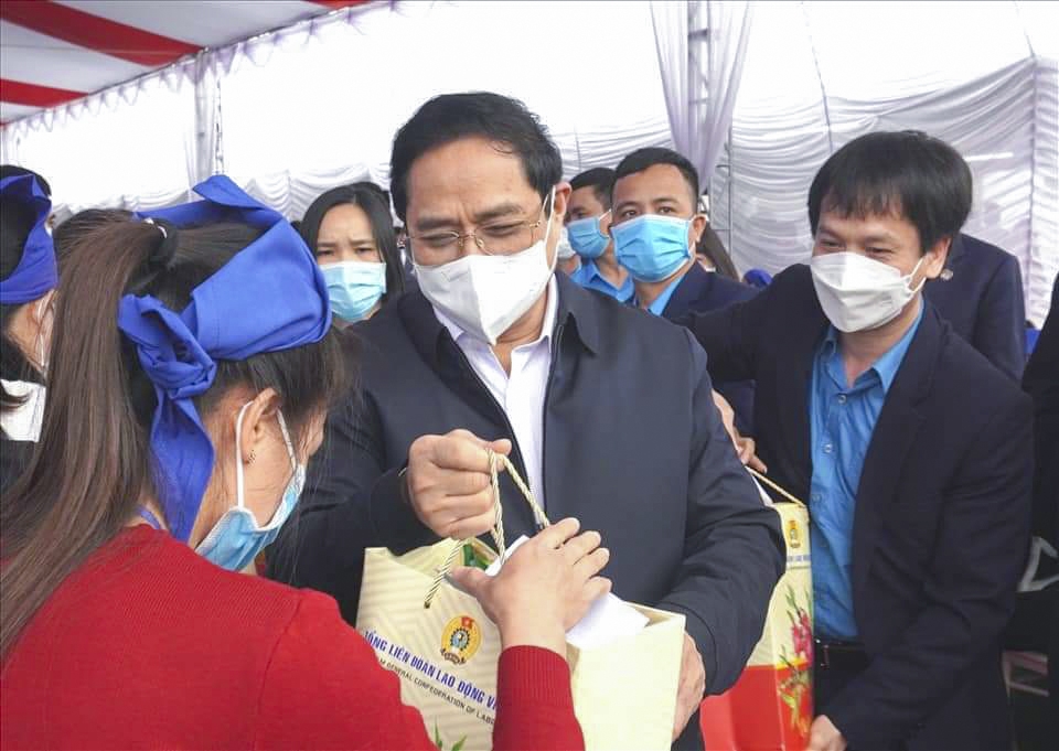 Thủ tướng thăm, tặng quà Tết cho đoàn viên, người lao động tại Thanh Hóa