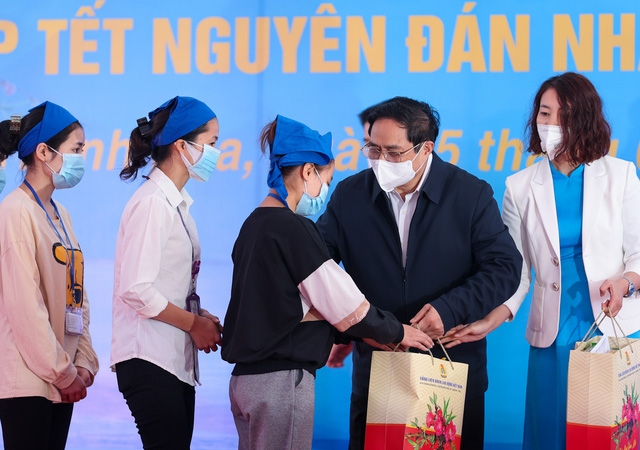 Thủ tướng thăm, tặng quà Tết cho đoàn viên, người lao động tại Thanh Hóa