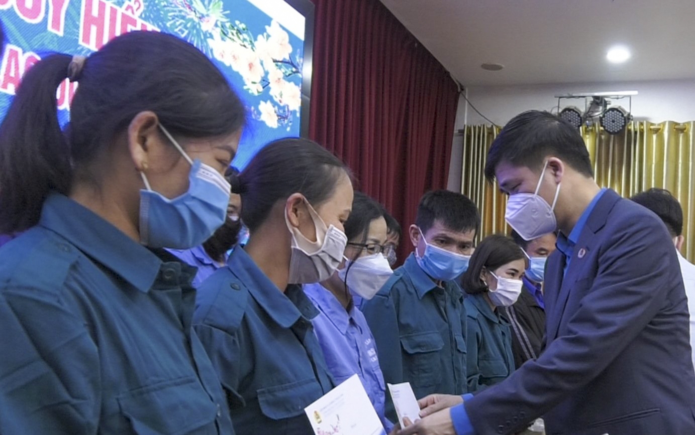 Thăm hỏi, tặng quà cho NLĐ có hoàn cảnh khó khăn tại Hà Tĩnh