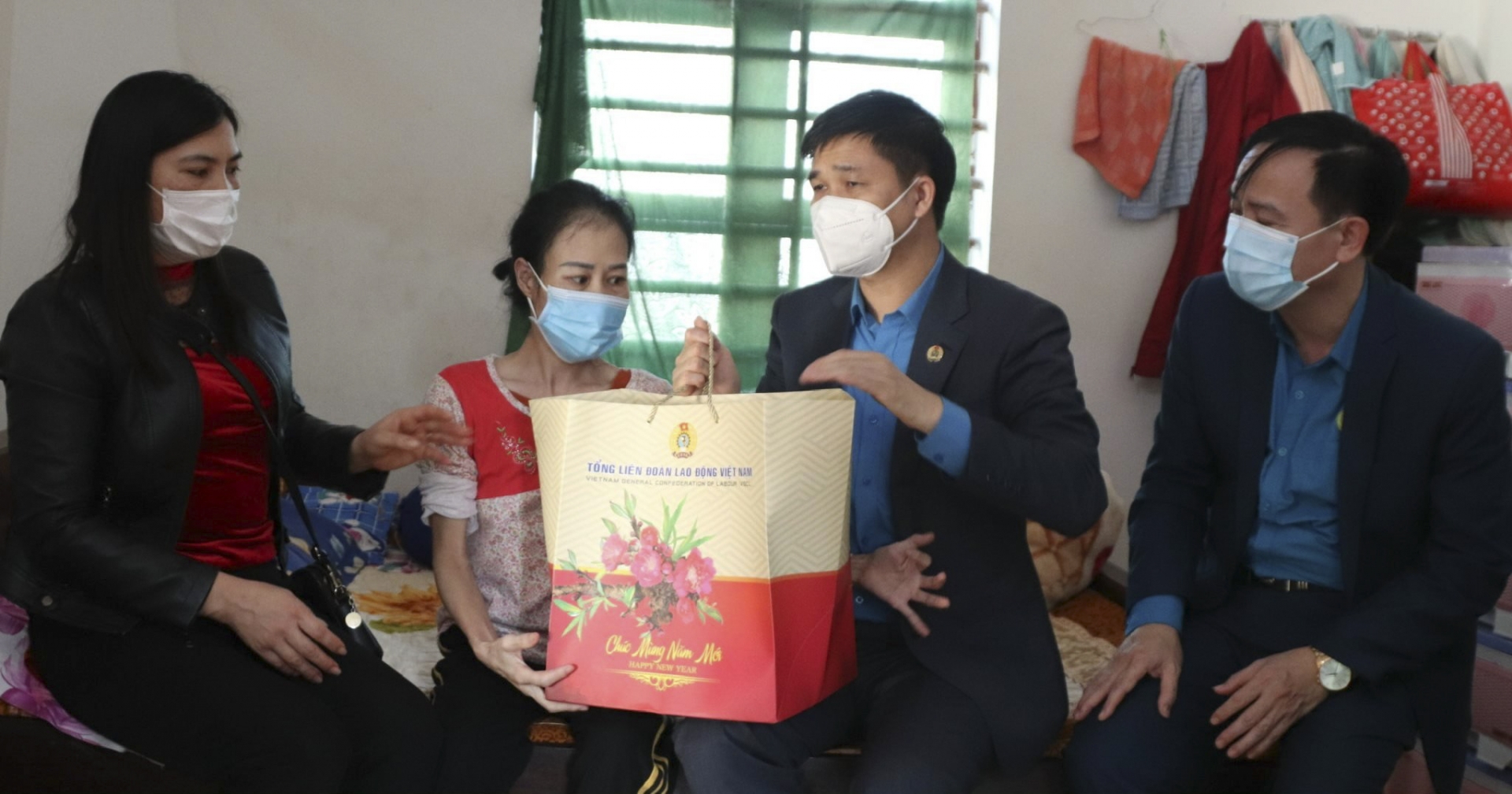 Phó Chủ tịch Tổng LĐLĐ Việt Nam Ngọ Duy Hiểu trao quà cho đoàn viên, NLĐ Hà Tĩnh