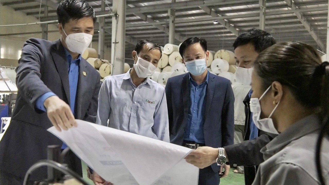 Phó Chủ tịch Tổng LĐLĐ Việt Nam Ngọ Duy Hiểu trao quà cho đoàn viên, NLĐ Hà Tĩnh
