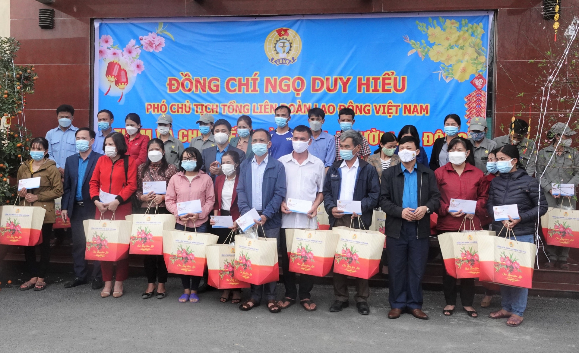 Thăm hỏi, tặng quà cho NLĐ có hoàn cảnh khó khăn tại Hà Tĩnh