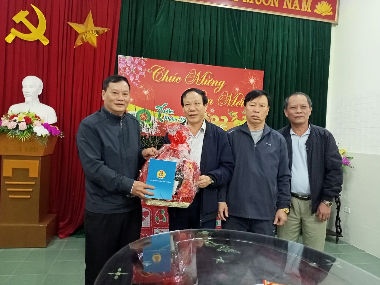 LĐLĐ Nghệ An: Tặng quà cho người lao động làm việc đêm giao thừa