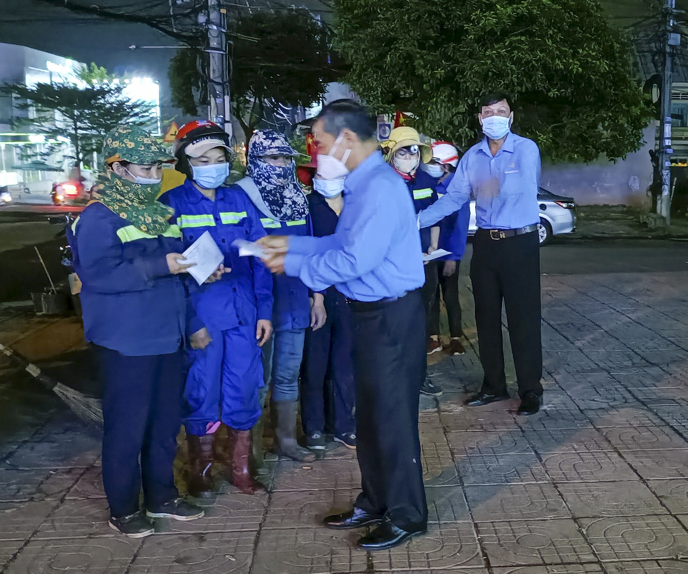 Đắk Lắk, Đắk Nông: Lãnh đạo tỉnh tặng quà cho công nhân làm việc đêm giao thừa