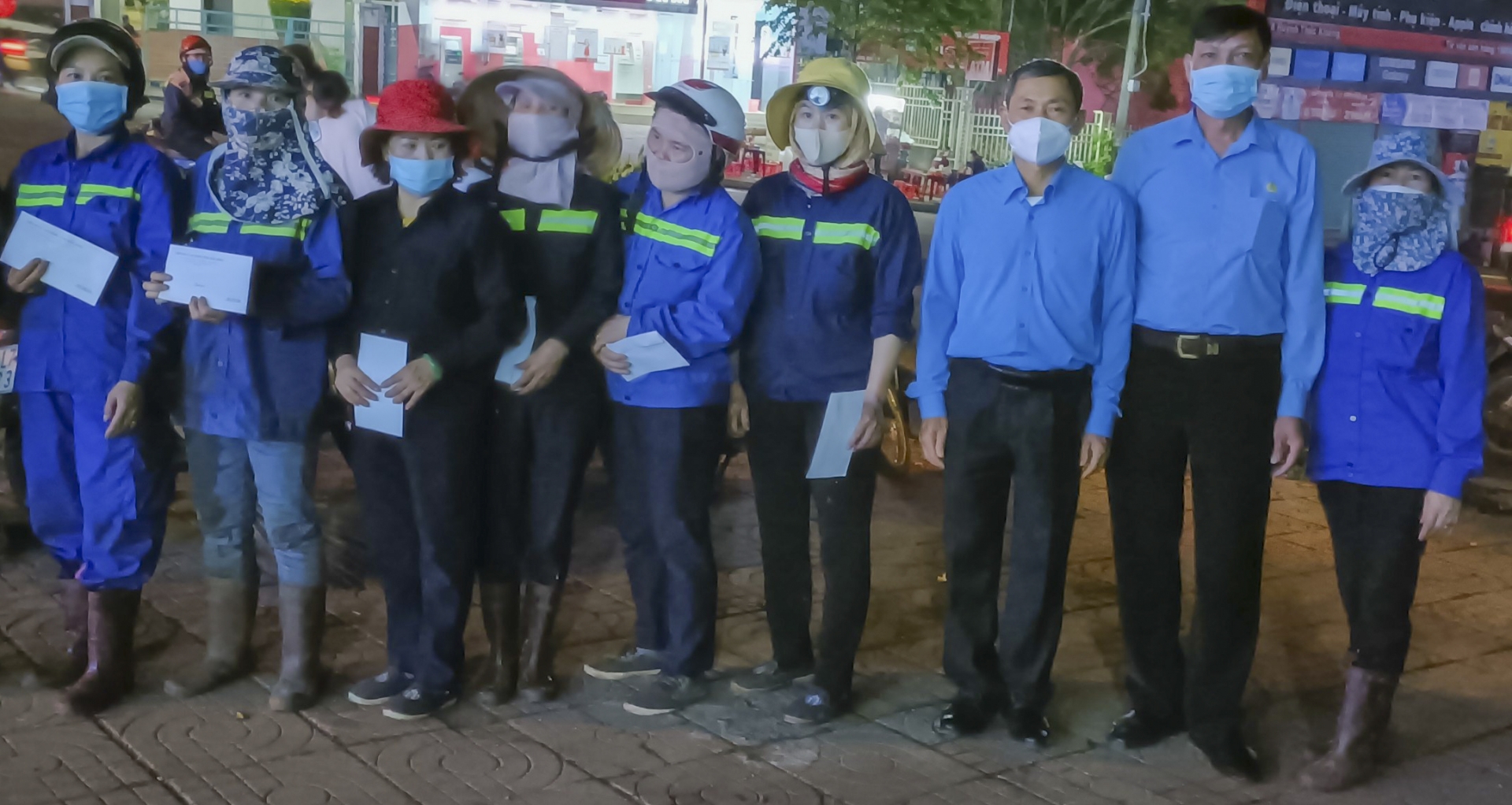 Đắk Lắk, Đắk Nông: Lãnh đạo tỉnh tặng quà cho công nhân làm việc đêm giao thừa