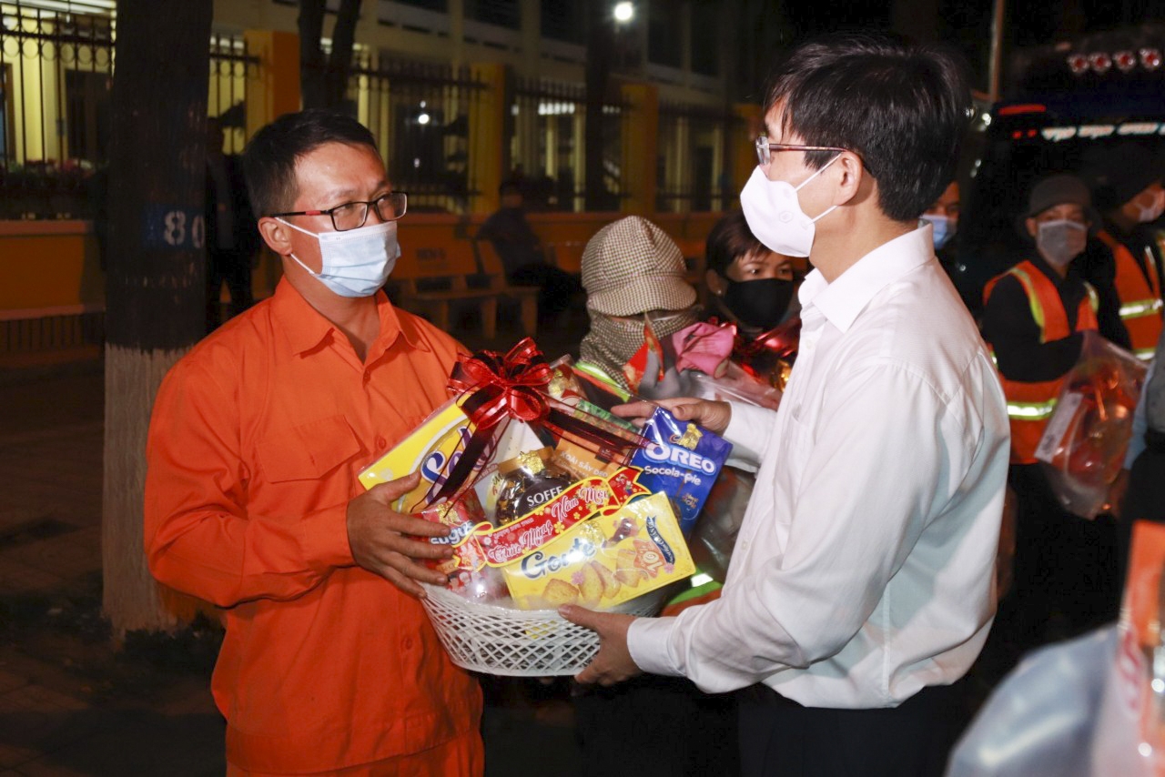 Đắk Lắk, Đắk Nông: Lãnh đạo tỉnh tặng quà cho công nhân làm việc đêm giao thừa