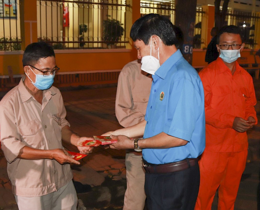 Đắk Lắk, Đắk Nông: Lãnh đạo tỉnh tặng quà cho công nhân làm việc đêm giao thừa