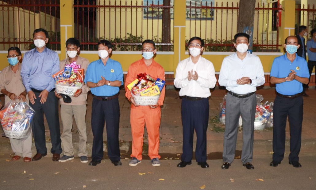 Đắk Lắk, Đắk Nông: Lãnh đạo tỉnh tặng quà cho công nhân làm việc đêm giao thừa