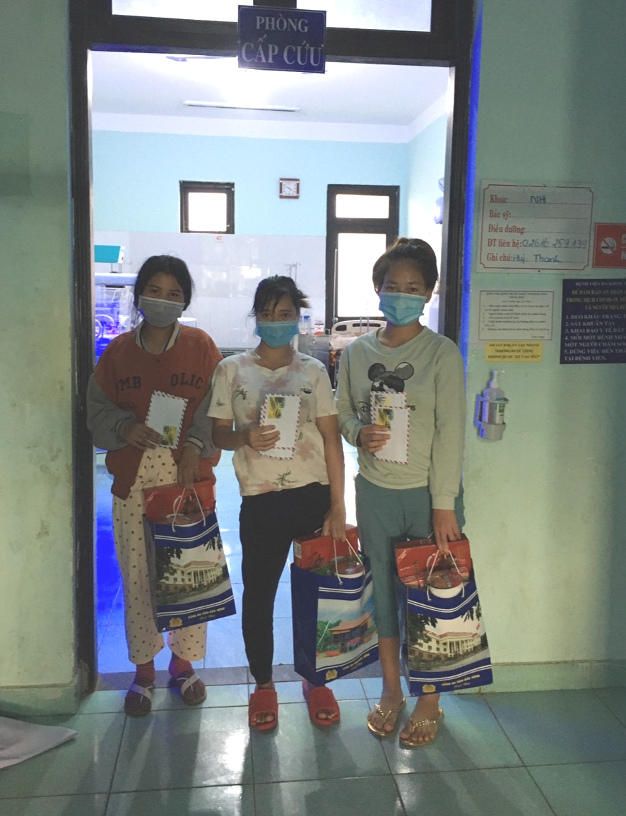 Đắk Lắk, Đắk Nông: Lãnh đạo tỉnh tặng quà cho công nhân làm việc đêm giao thừa