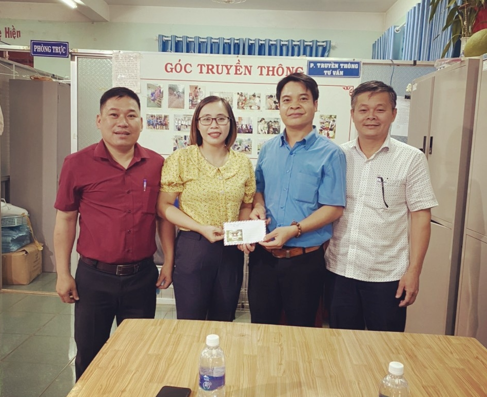 Đắk Lắk, Đắk Nông: Lãnh đạo tỉnh tặng quà cho công nhân làm việc đêm giao thừa