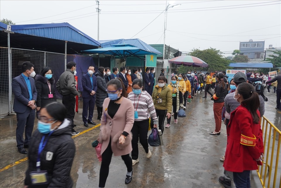 Công đoàn các tỉnh Bắc Trung Bộ trao quà cho đoàn viên, NLĐ trong ngày đi làm trở lại