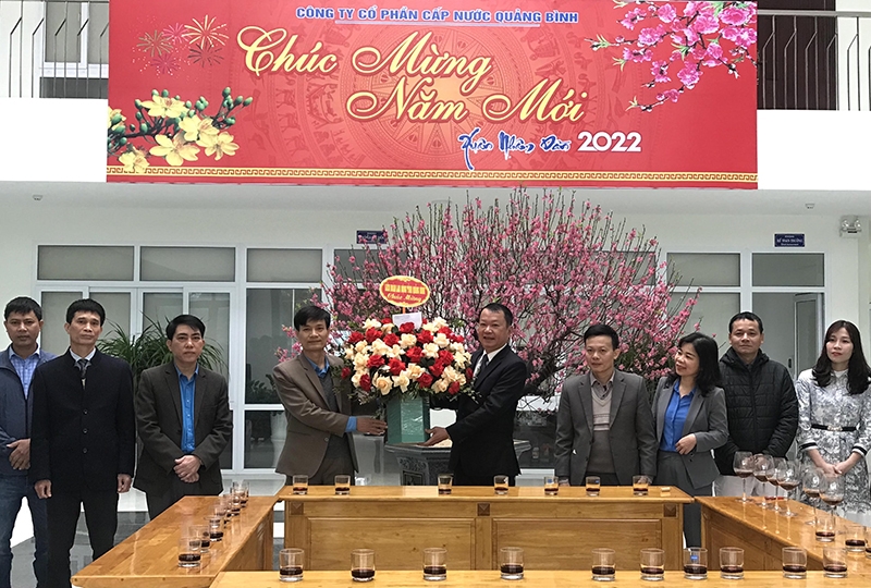 Công đoàn các tỉnh Bắc Trung Bộ trao quà cho đoàn viên, NLĐ trong ngày đi làm trở lại