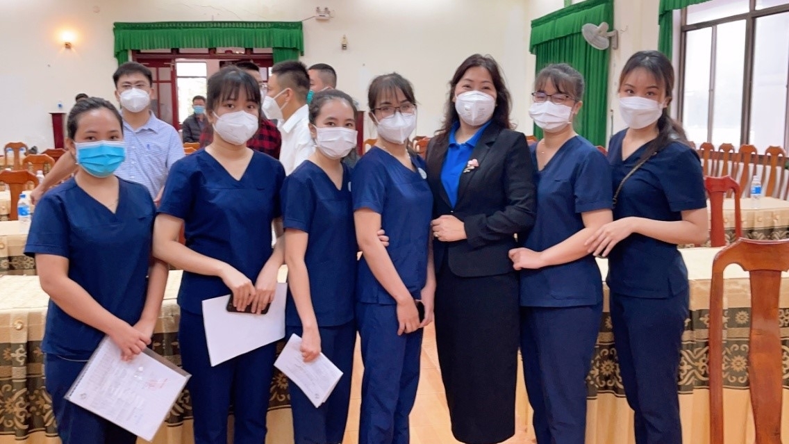 Nghệ An: Những bông hoa đẹp nhất dành tặng nữ cán bộ, nhân viên y tế