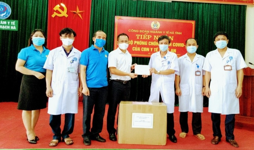Công đoàn ngành Y tế Nghệ An hỗ trợ cán bộ y tế Hà Tĩnh trên tuyến đầu phòng chống dịch Công đoàn ngành Y tế Nghệ An hỗ trợ cán bộ y tế Hà Tĩnh trên tuyến đầu phòng chống dịch