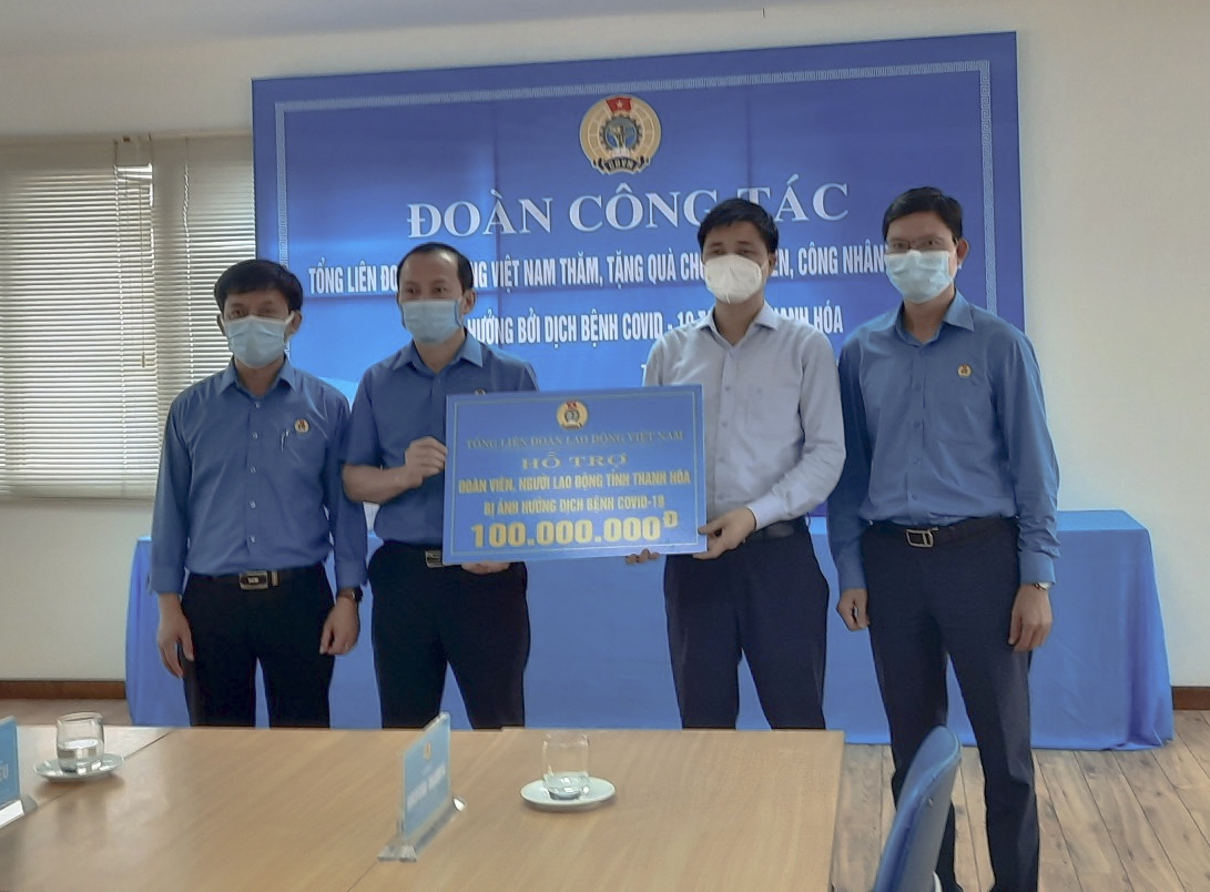 Tổng LĐLĐ trao 100 suất quà cho công nhân lao động Công ty TNHH Sakurai Việt Nam Tổng LĐLĐ trao 100 suất quà cho công nhân lao động Công ty TNHH Sakurai Việt Nam