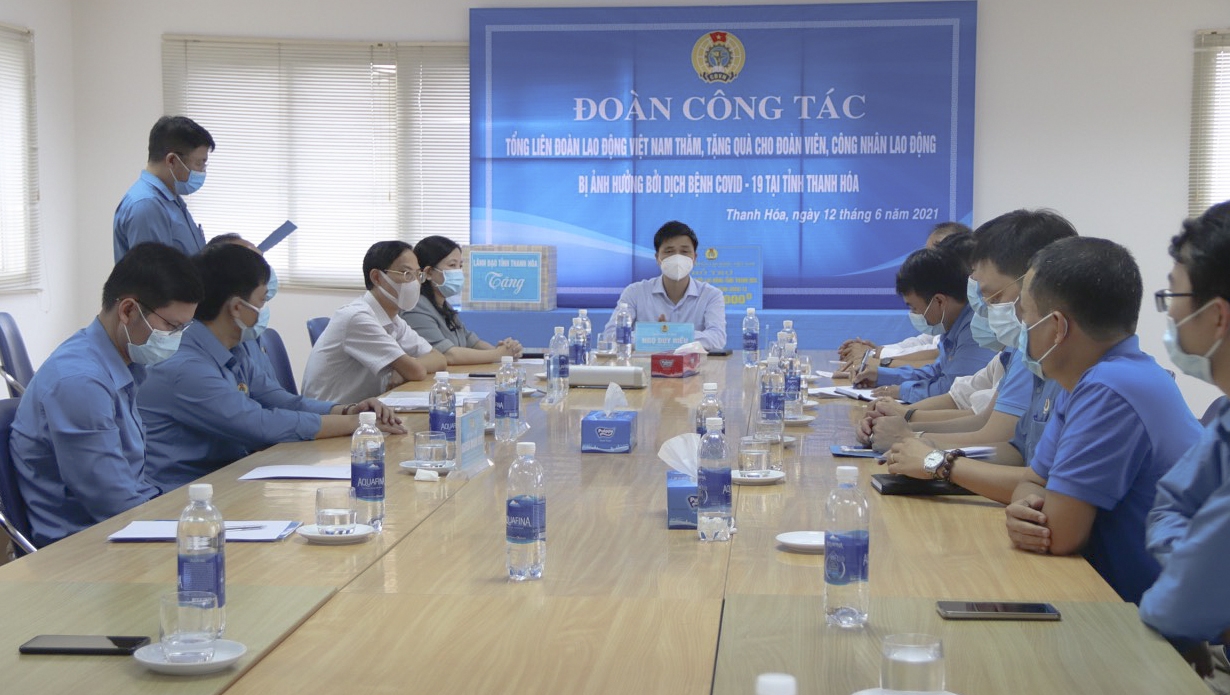 Tổng LĐLĐ trao 100 suất quà cho công nhân lao động Công ty TNHH Sakurai Việt Nam Tổng LĐLĐ trao 100 suất quà cho công nhân lao động Công ty TNHH Sakurai Việt Nam