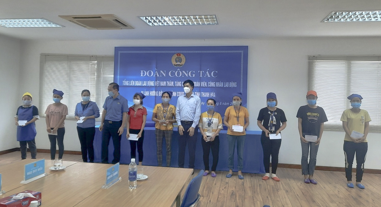 Tổng LĐLĐ trao 100 suất quà cho công nhân lao động Công ty TNHH Sakurai Việt Nam Tổng LĐLĐ trao 100 suất quà cho công nhân lao động Công ty TNHH Sakurai Việt Nam